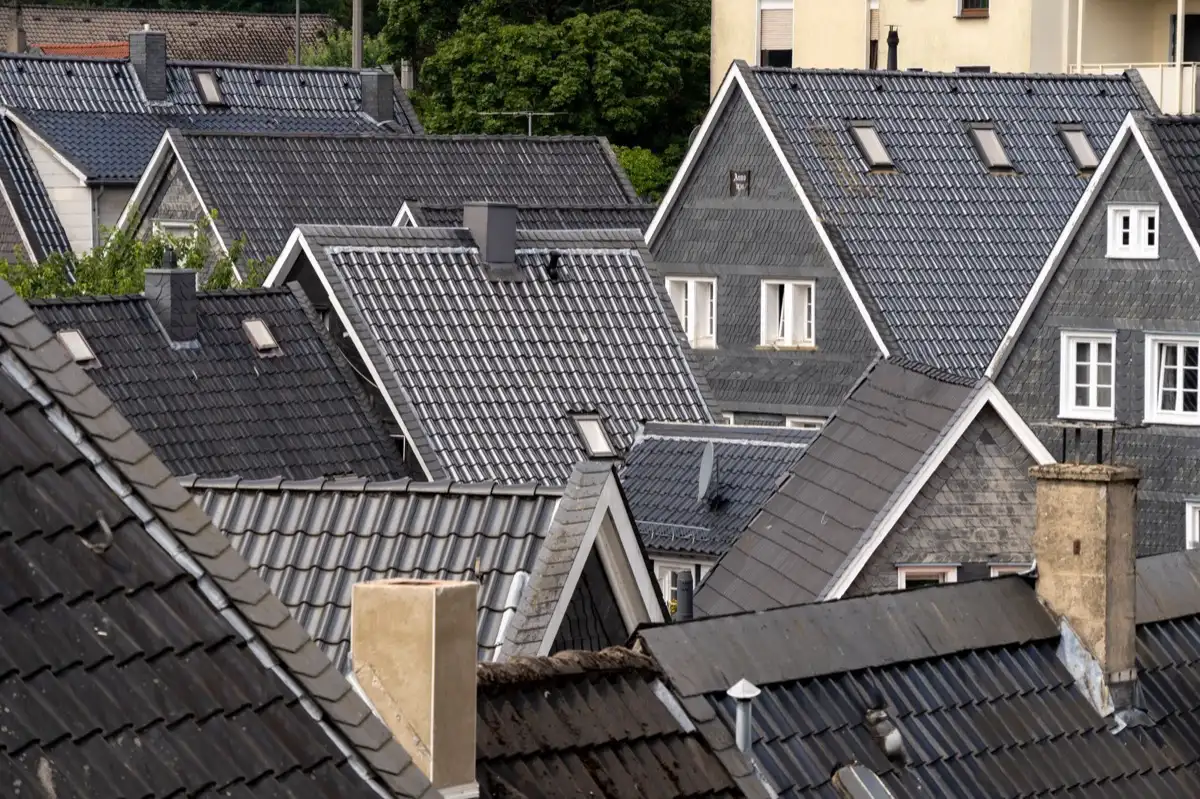 Steep roof eaves and gutter lines on houses in Amarillo, TX